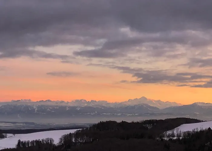 Проживание в семье La Croisee Des Chemins *